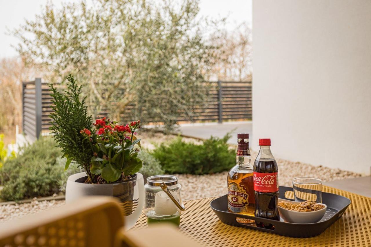 Apartments Bijou With Big Private Garden Near Umag Vilanija Esterno foto