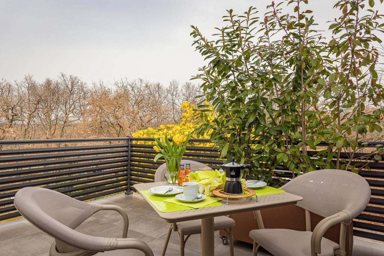 Apartments Bijou With Big Private Garden Near Umag Vilanija Esterno foto